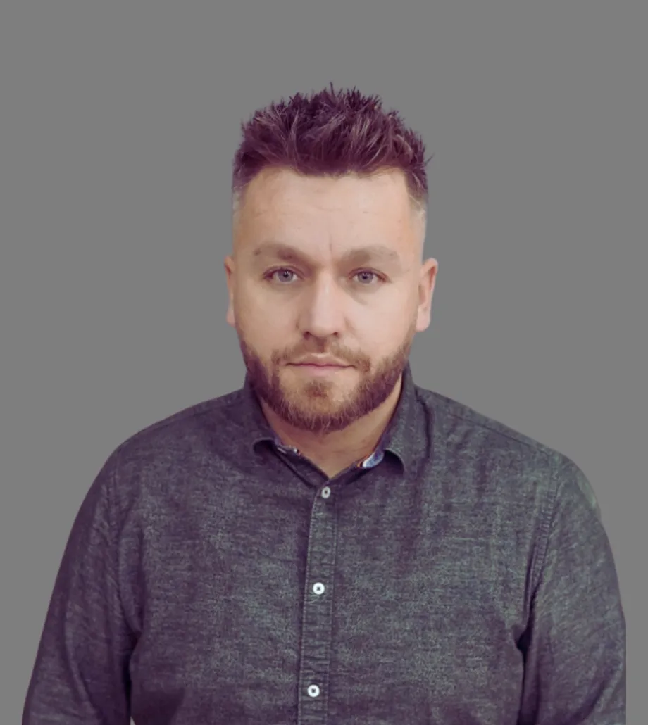 Ajdin Latić ispred sivog studijskog platna