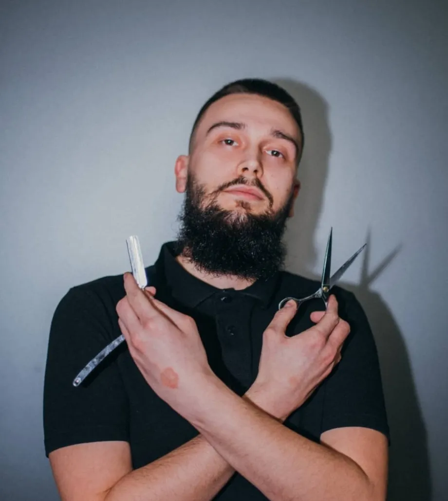 Nermin Demić drži britvu i makaze