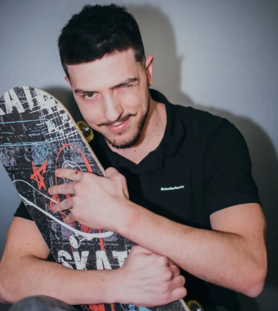 Sead Osmanagić drži oslikanu skejt dasku