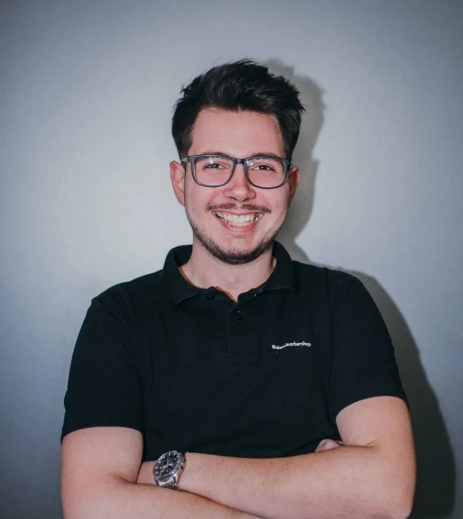 Tarik Osmanagić s naočalama, prekriženih ruku