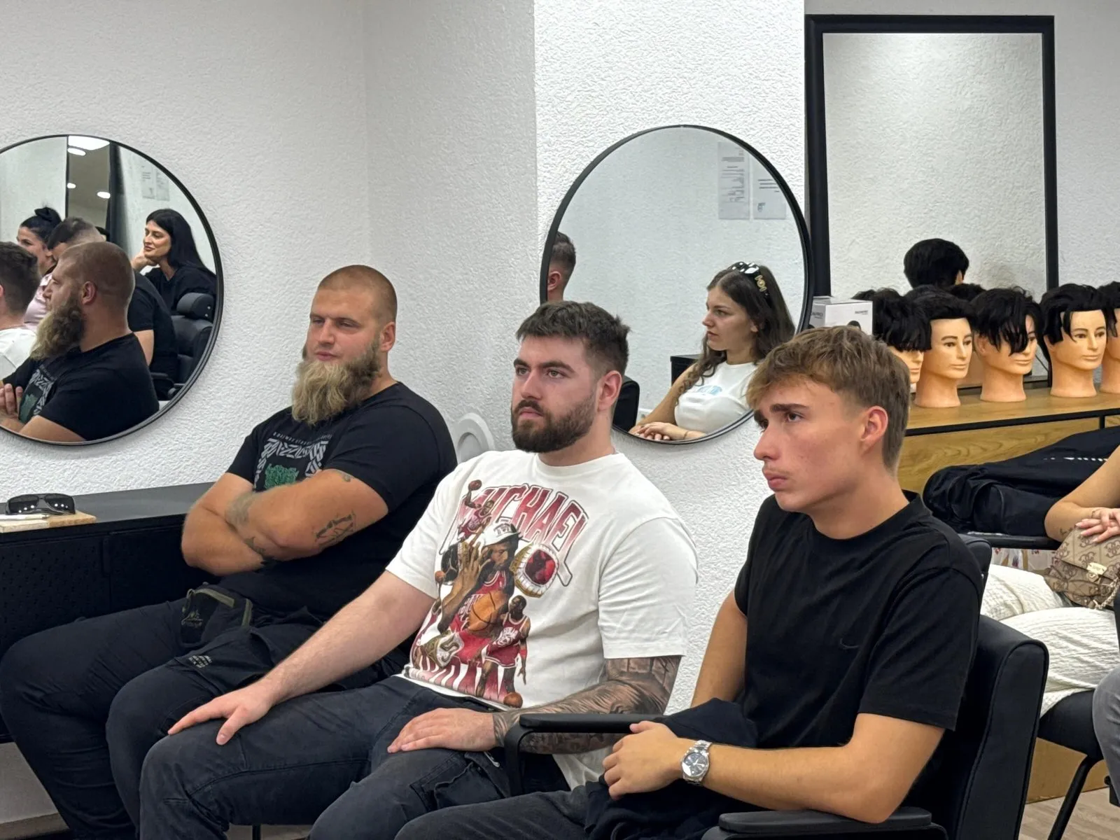 Radni prostor salona s barberskim stolicama