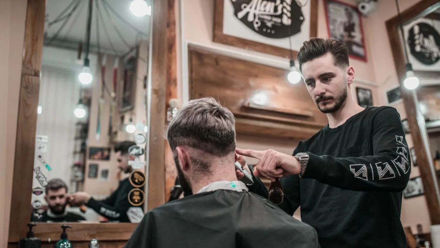 Radni prostor salona s barberskim stolicama