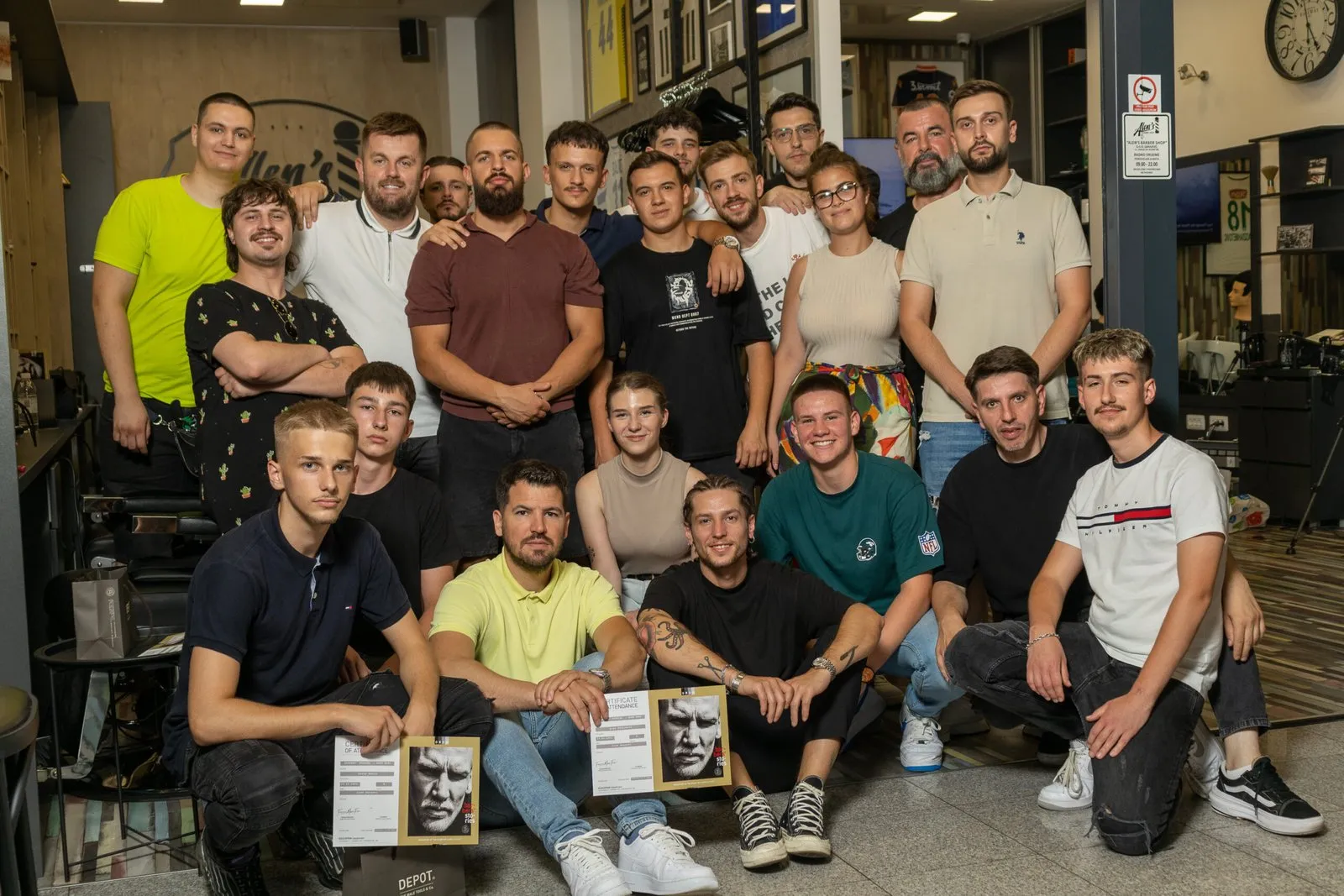Grupna fotografija polaznika edukacije u salonu