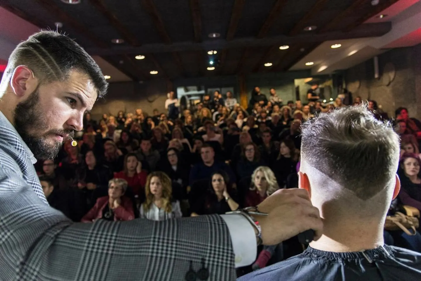 Majstor oblikuje fade na sceni pred publikom