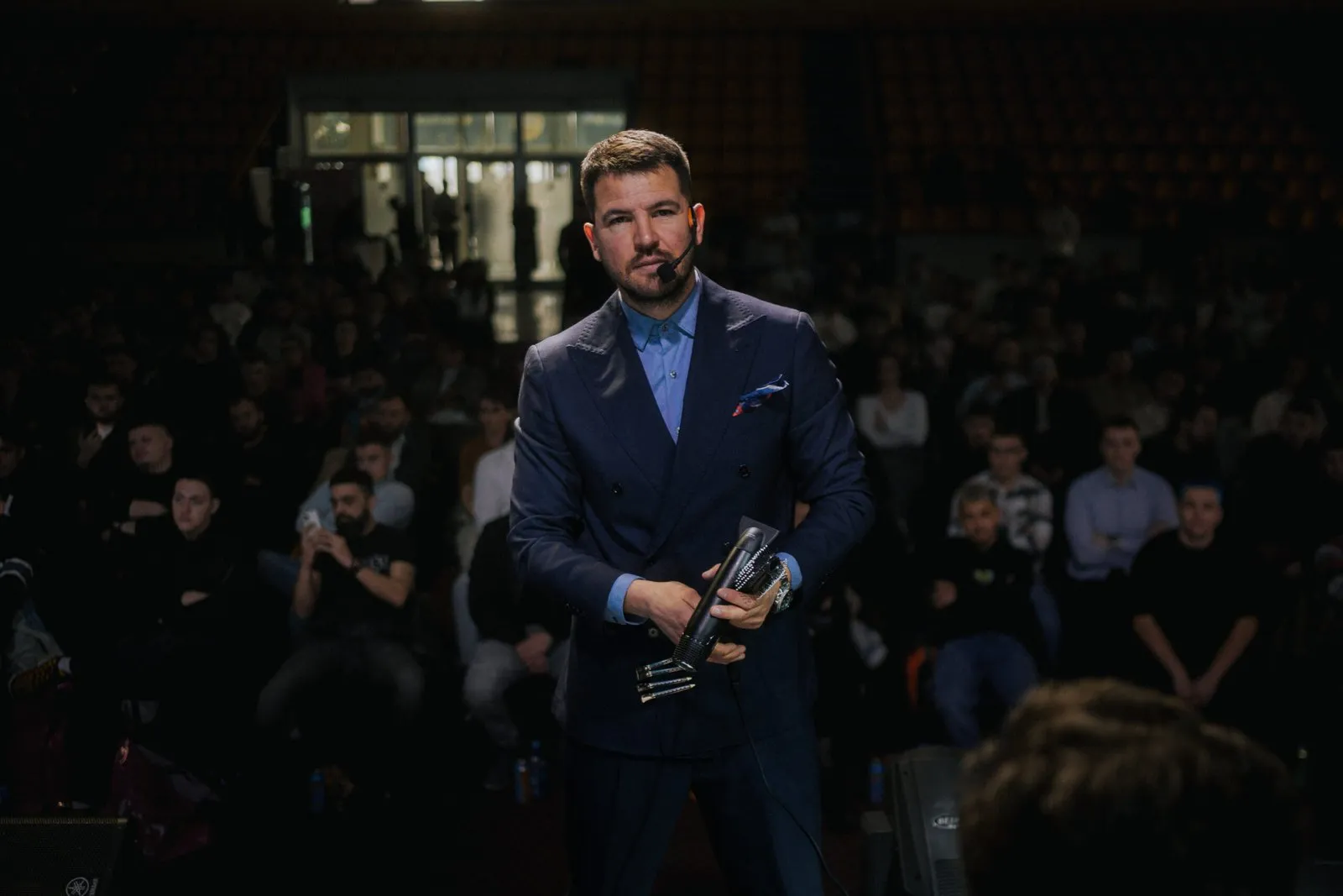Alen Demirović s mašinicom na sceni pred punom dvoranom