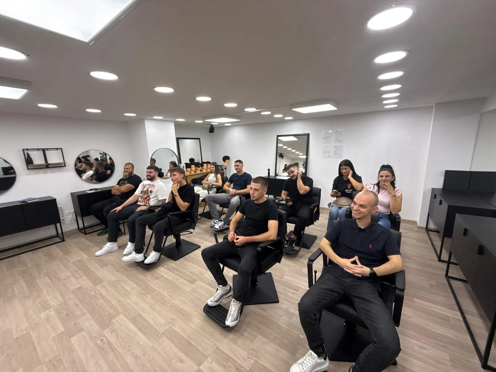 Barber šiša klijenta u zatamnjenom salonu