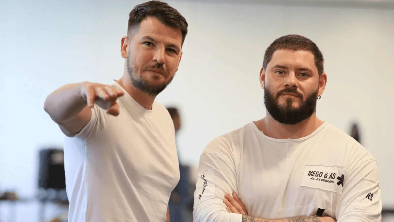 Alen Demirović s kolegom na edukaciji, obojica u bijelim majicama